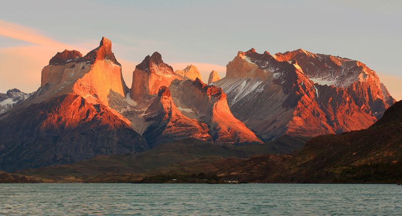 чили, торрес дель пайне, свет, цвет, вершины,  небо,  вода, рассвет,  chile, torres del paine, light, color, water, peaks, sunrise Stone flames of sunrise фото превью