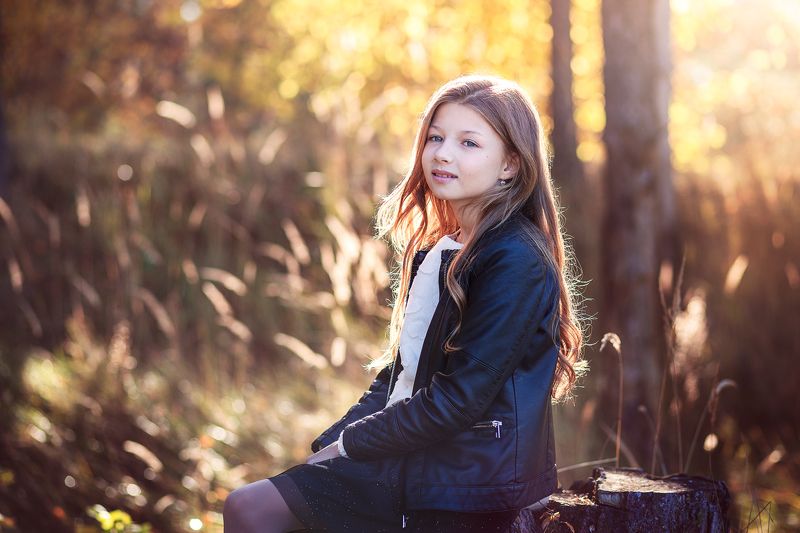 Прогулка в осеннем лесу фото превью