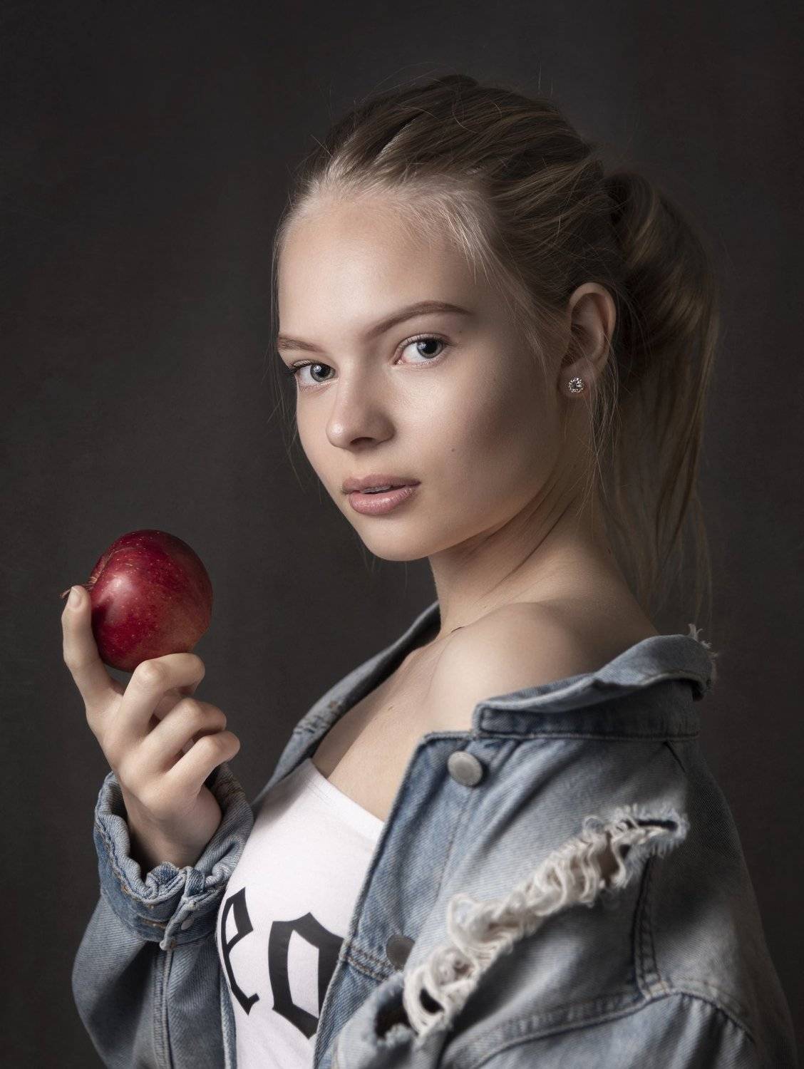 портрет , взгляд ,красивая девушка , цвет ,волосы , красивые губы ,нежность , таинственность, Natalia Kholodova