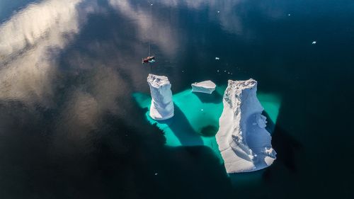 Маленькая лодка и большой айсберг