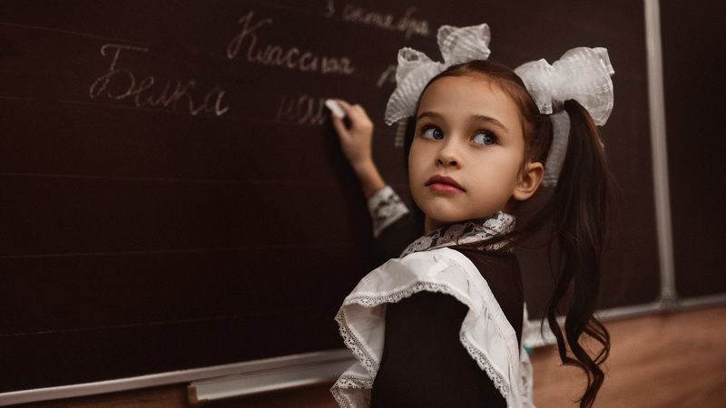 Возле доски фото превью