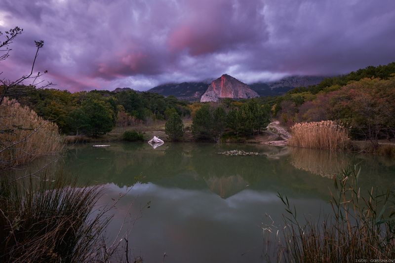 крым,пейзаж,осень,горы,скала,вечер,природа,закат,озеро,тростник Вечер на озере Шаан-Кая фото превью