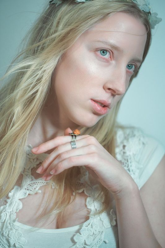 Портрет, зеленый, девушка, взгляд, рука, кисть, блонд, платье, юность Мраморный зеленый фото превью