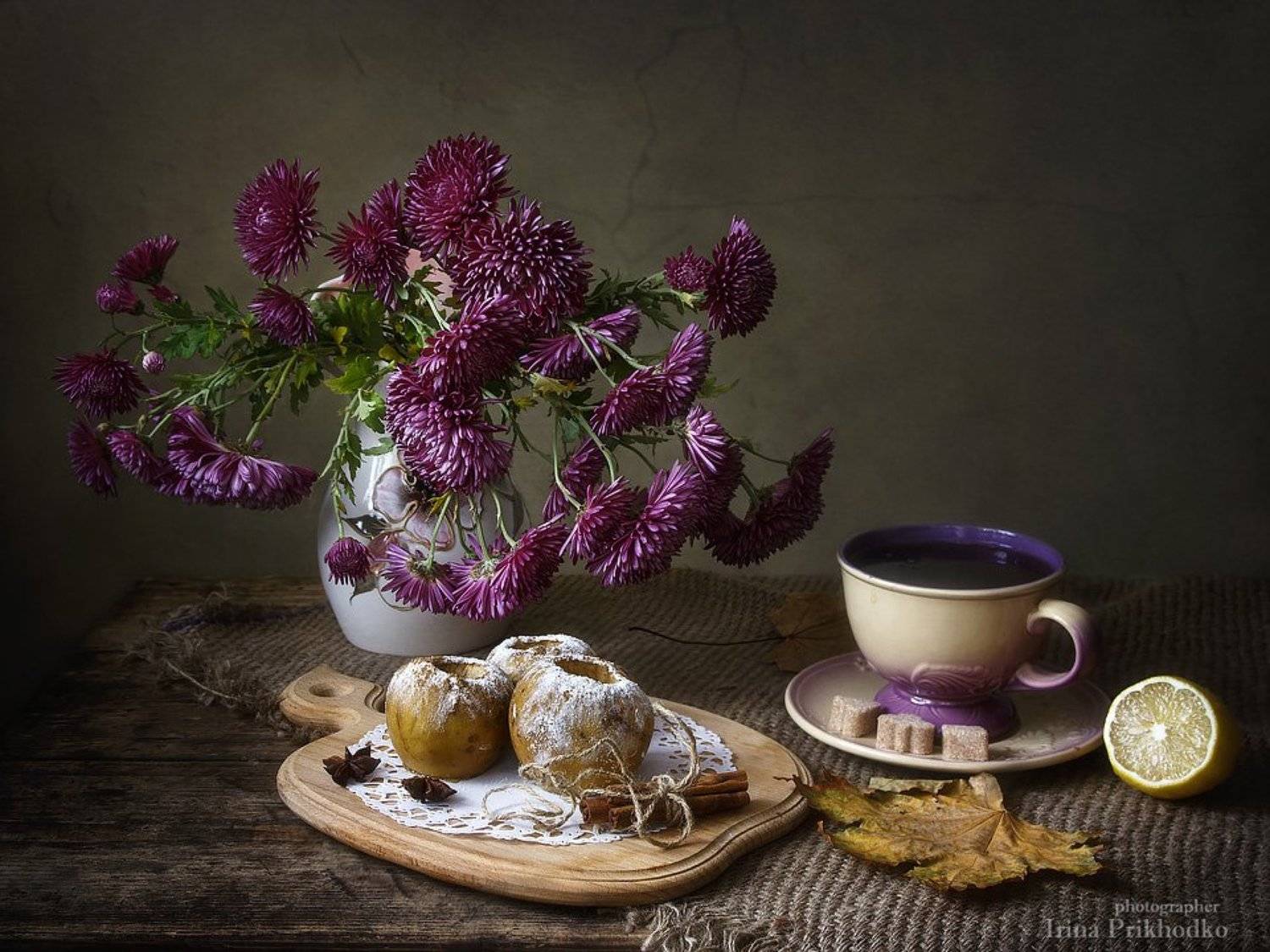 натюрморт, десерты, еда и напитки, чай, печеные яблоки, букет, хризантемы, Ирина Приходько