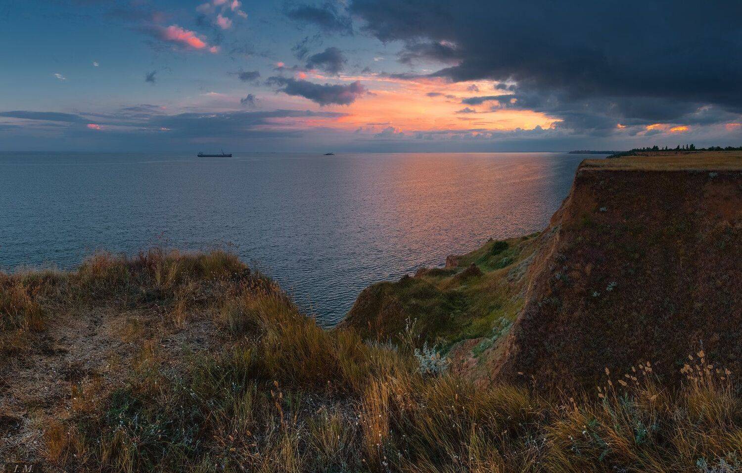 вечер, лето, Черное море, тучи, свет, гроза, грозовые тучи, холмы, корабли, Черноморское побережье, пейзаж, Landscape, Black sea, sea, seascape, hills, clouds, light, thunderstorm, evening, ships, summer, Ivan Maljarenko