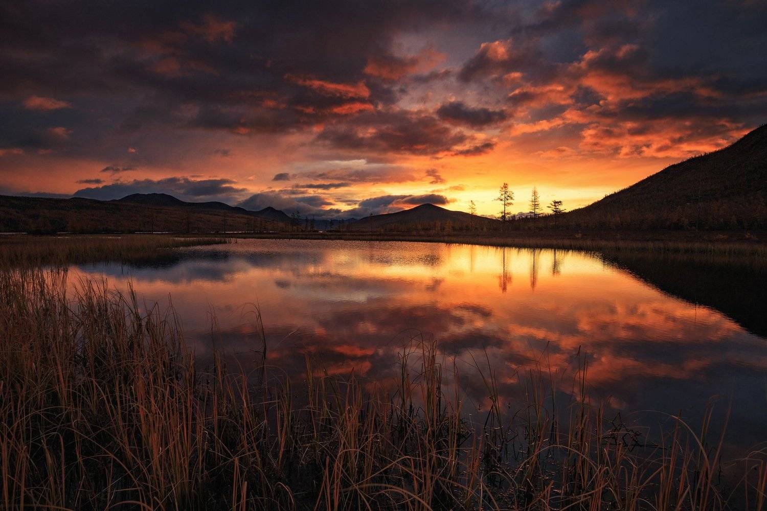 2018, россия, колыма, утро, краски, осень, горы, лиственницы, тучи, деревья, отражение, трава, рассвет, небо, озеро, Денис Лукьяненко
