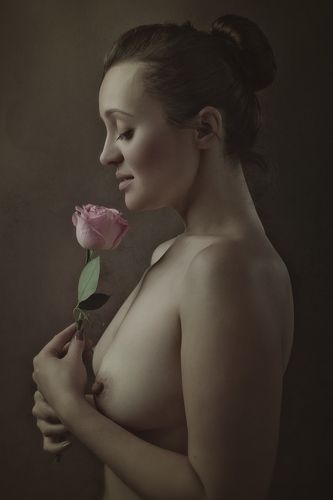 Девушка с розой