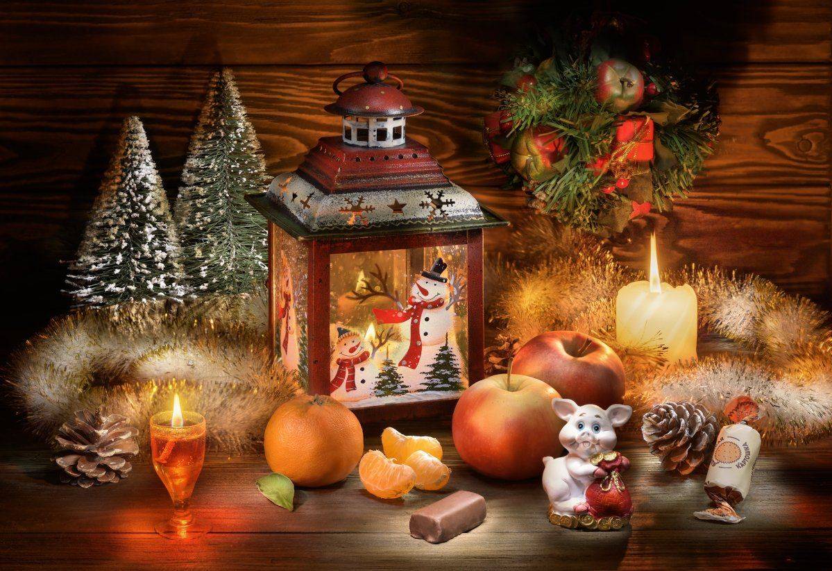 новый год, свечи, пламя, мандарины, мишура, праздник, год свиньи, яблоки, настроение, шишки, веселье, фонарь, снеговик, свинка, поздравление, открытка, Tom Fincher