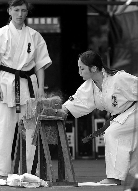 каратэ, удар, единоборства Слабый пол! фото превью