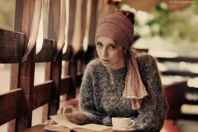 портрет, девушка, осень, туман, взгляд, кофе, книга, фотосессия Лина Браун фото превью