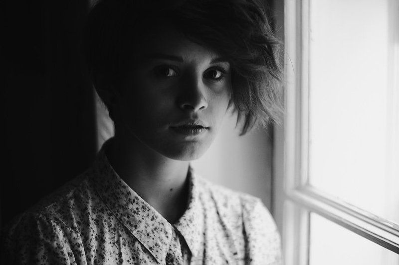 портрет,девушка,окно,чб window фото превью