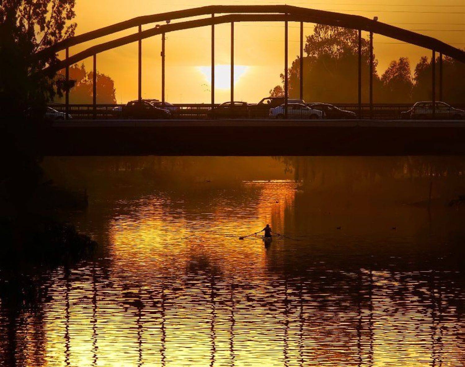 река, город, мост, машины, человек, байдарка, закат, Наталия Протасова