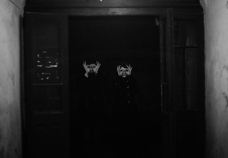 руки,глаза,двери,портрет,чб eye-hand фото превью