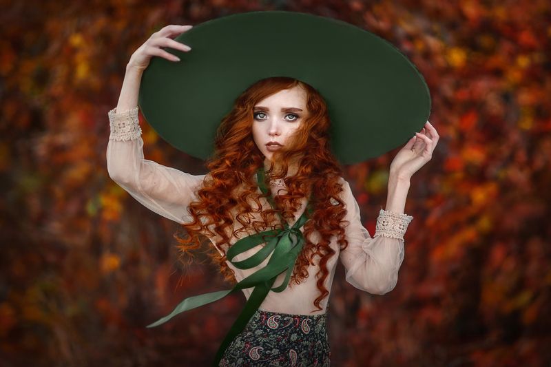 девушка,портрет,рыжая,кудрявая,шляпа,большая шляпа,ветер,унесённая,длинные волосы,сказочная,леди,утончённая,осень,красный цвет Унесённая ветром  фото превью
