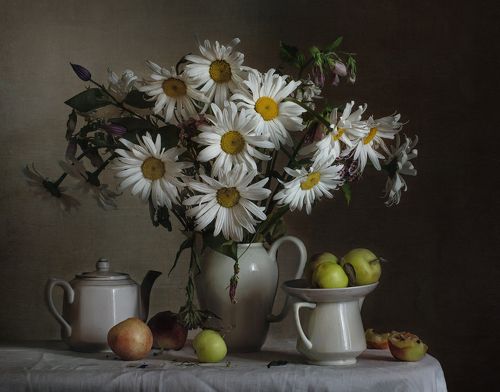 Ромашки, фрукты и фарфор