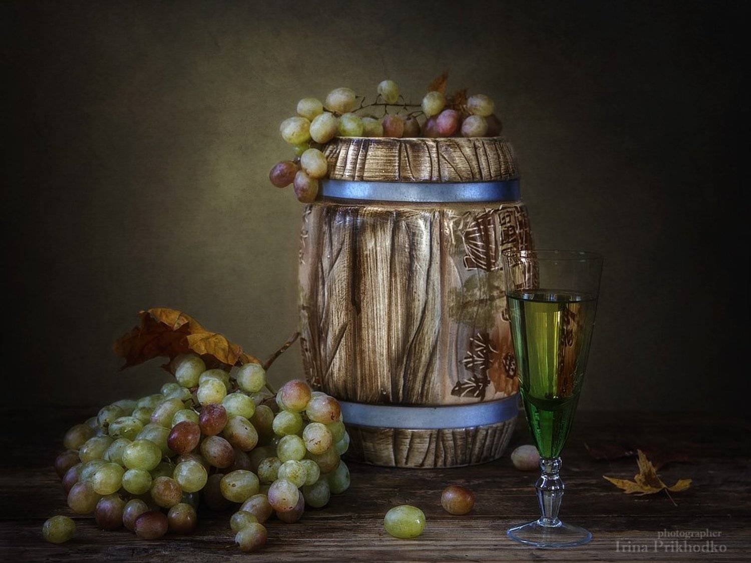 натюрморт, вино, виноград, осень, бочонок, Ирина Приходько