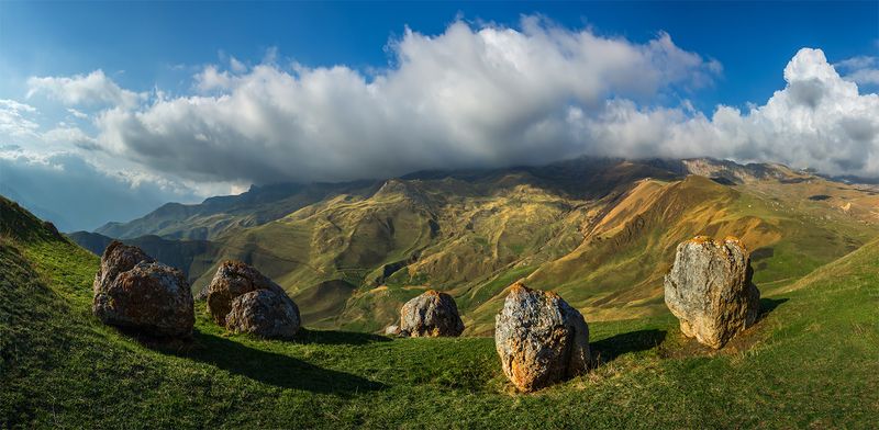 природа, пейзаж, кавказ, горы, весна, вечер, панорама, закат, солнце, небо, облака, свет Камни фото превью