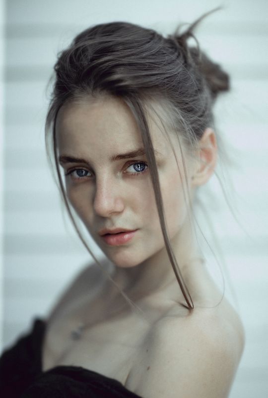 model girl eyes portrait hair natural EVA фото превью