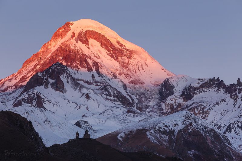 Гергети, Казбек, Казбеги, Степанцминда, Троицкая церковь, Georgia Троицкая церковь в Гергети на фоне горы Казбек  фото превью