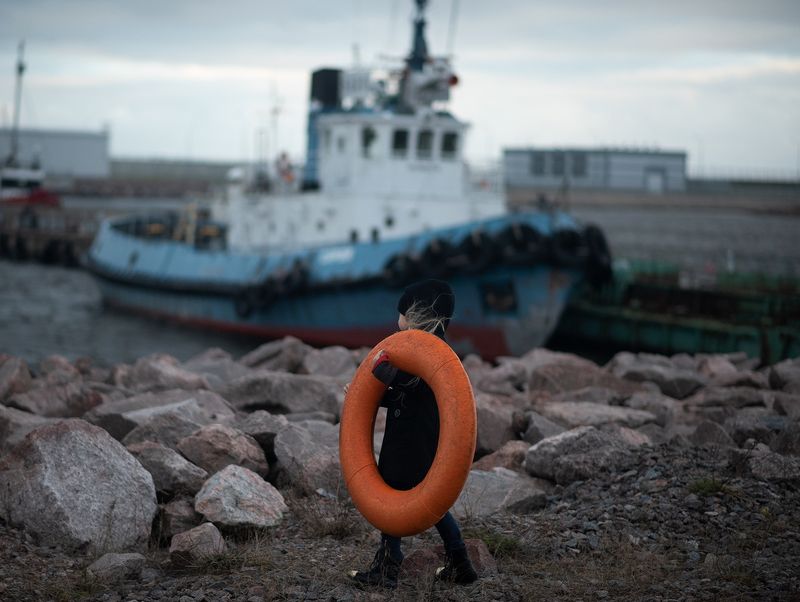 спасательный круг, море, девочка, камни, корабль  фото превью