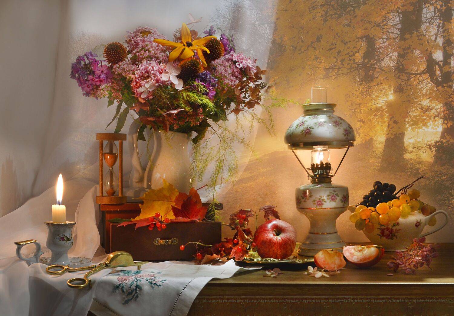 still life,натюрморт,фото натюрморт,осень, ноябрь, цветы, фарфор, керосиновая лампа, виноград,песочные часы, подсвечник, свеча, Колова Валентина