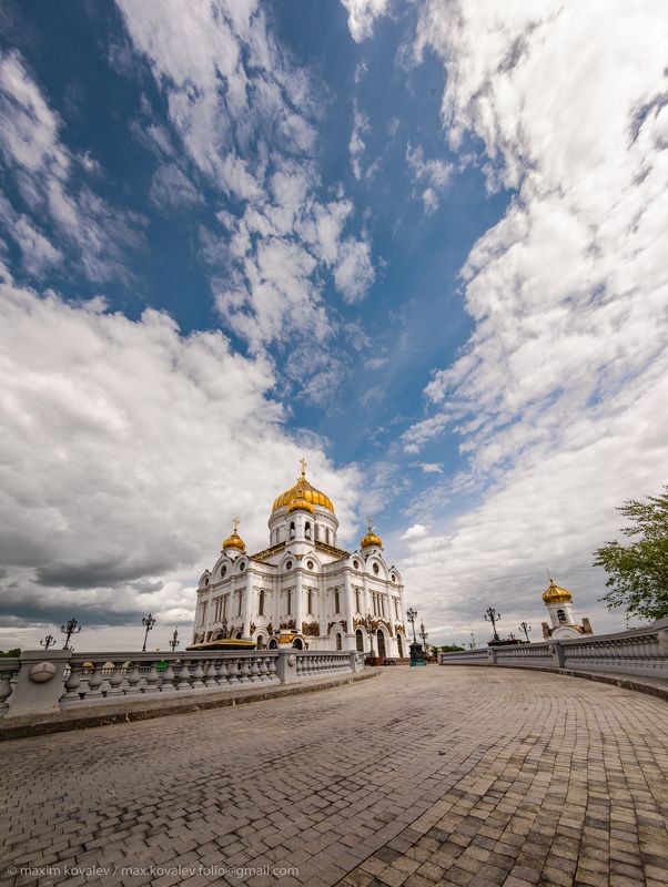 christ the savior cathedral, europe, moscow, russia, architecture, church, city, cloud, cloudy, cupola, dome, nature, panorama, paving stone, religion, sky, summer, temple, европа, москва, россия, храм христа спасителя, архитектура, брусчатка, город, купо Две дороги фото превью