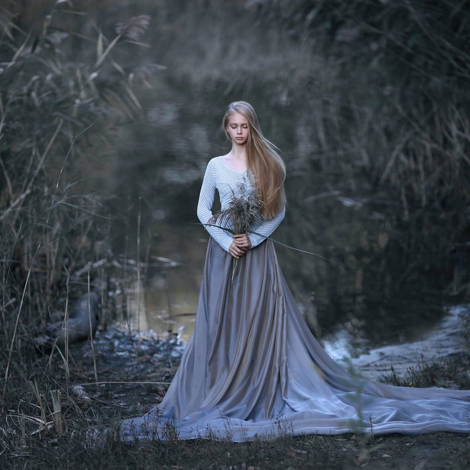 девушка, девушка на берегу, девушка с букетом, девушка в камышах, холодное фото, девушка у реки, Ирина Голубятникова