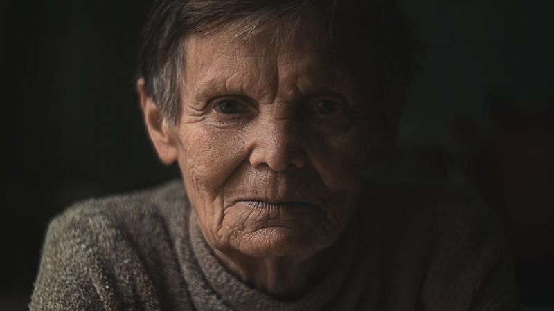 портрет, свет, тень, художественный портрет, жанровый портрет, бабушка, винтаж, взрослый портрет Время только уходит фото превью