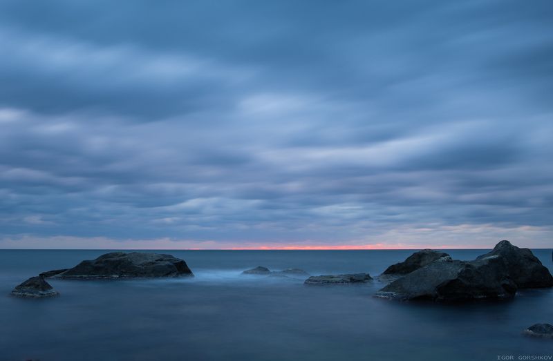 крым,море,утро,камни,скалы,пасмурно,тучи,рассвет,облака,пейзаж,вода,длинная выдержка, Синее утро фото превью