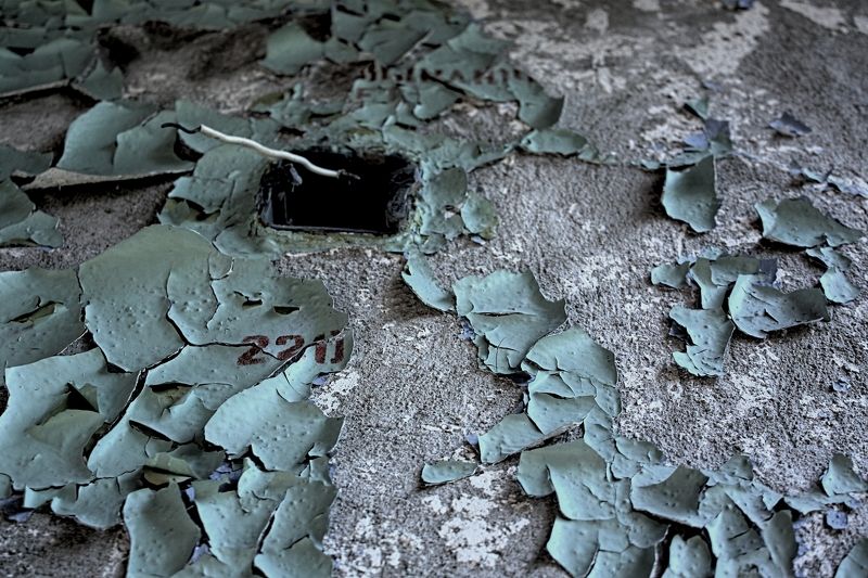 ток, розетка, краска, стена, разруха, апокалипсис 220 вольт фото превью