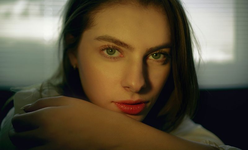 portrait model girl natural light face closeup color Sighs From the depths фото превью