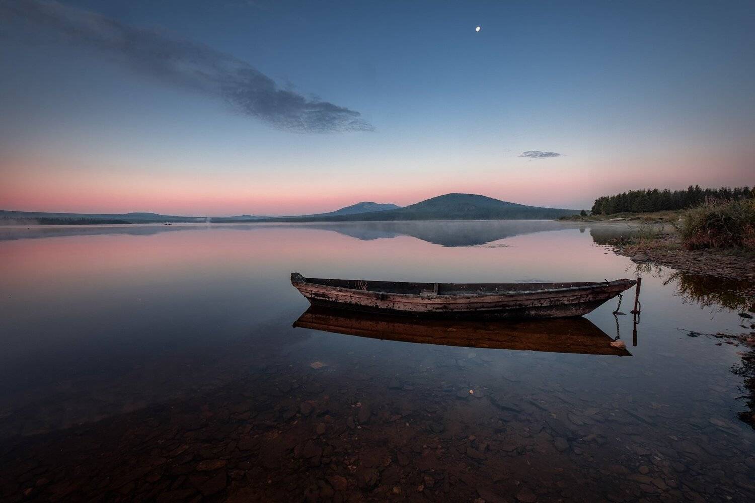 зюраткуль, пейзаж, озеро, луна, лодки, горы, небо, рыбаки, рассвет, туман, утро, Андрей Чиж
