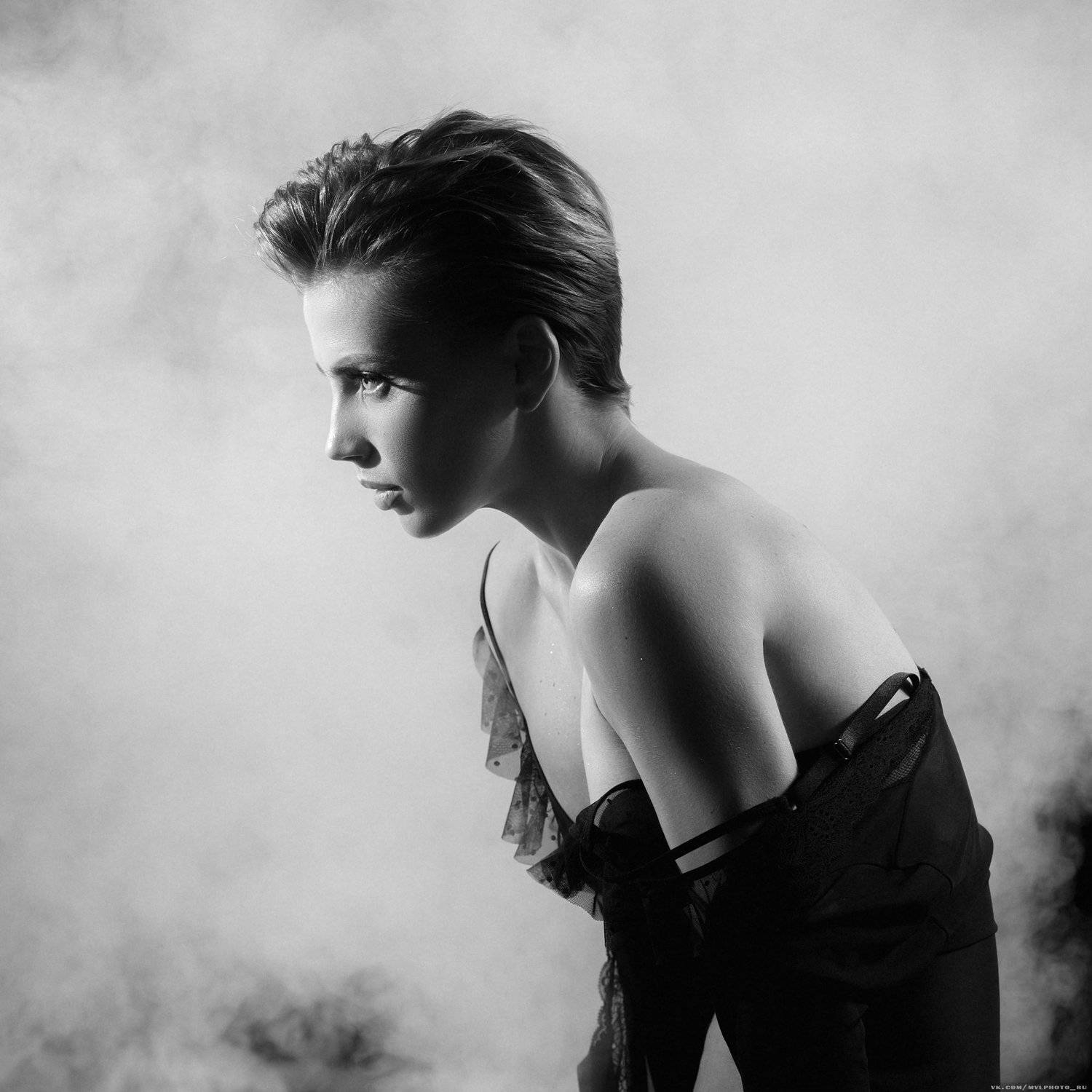 Девушка, короткая стрижка, чб, дым, Вадим Миронов