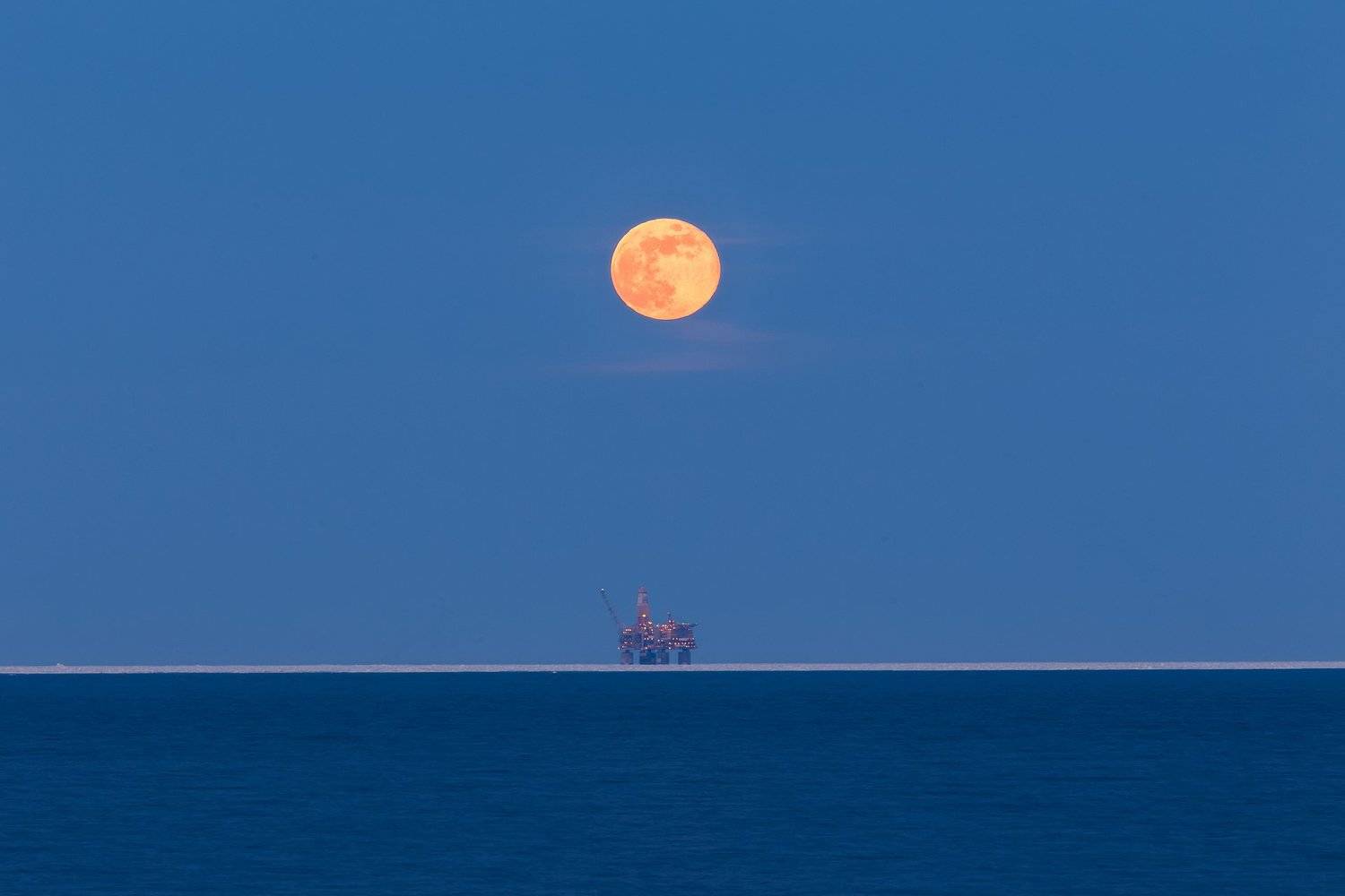 охотское море, зимовка на сахалине, сахалин, сахалин-2, луна, лун-а, lun-a, нефтяная платформа, газоконденсатное месторождение, лунское месторождение, восход луны, полнолуние, фототур в карелию, фототуры по россии, новогодний фототур, Кирилл Уютнов