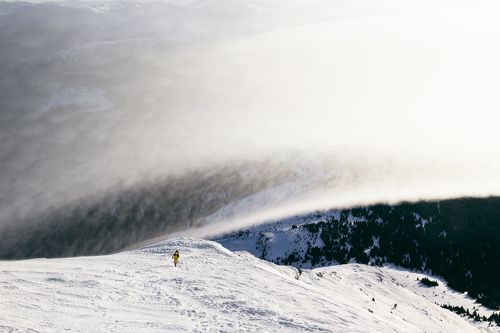 Под мчащимся облаком