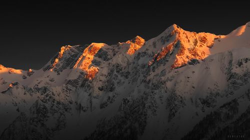 Мерцал закат как блеск клинка.