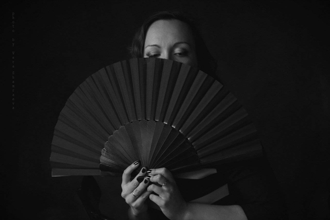 девушка веер чернобелое постановка, Вера Шамраева