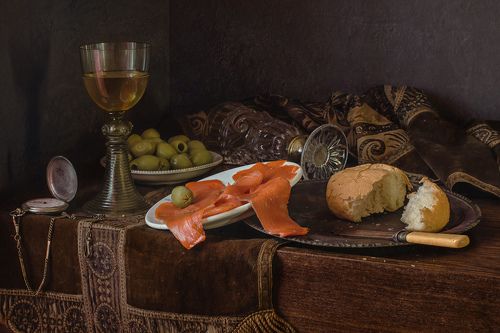 С красной рыбой и оливками