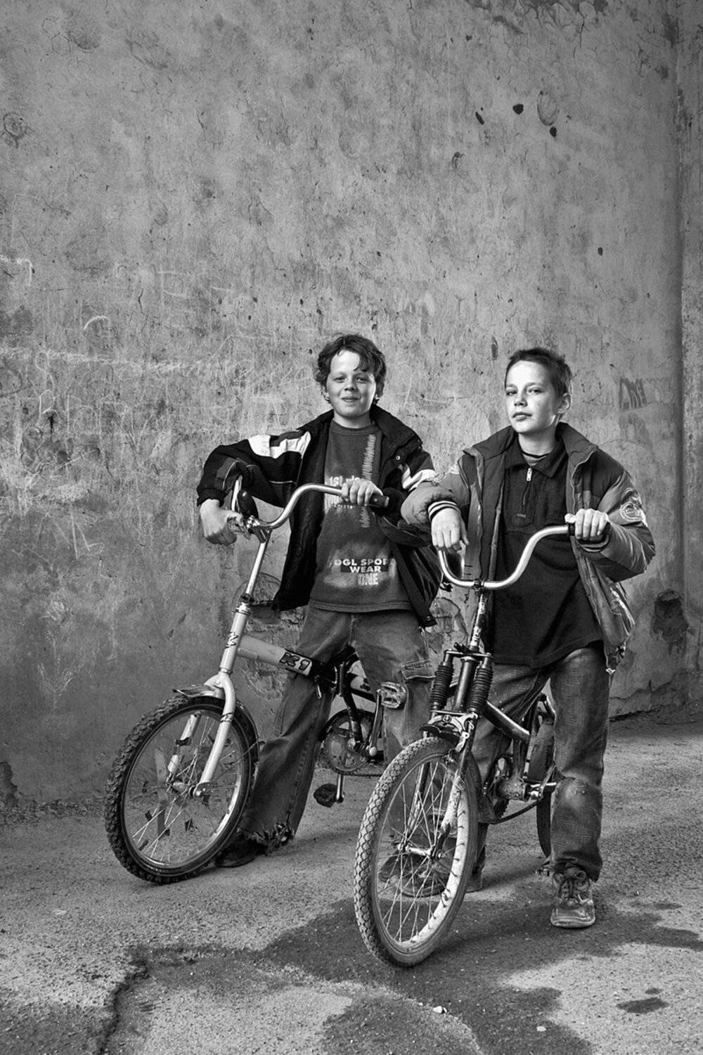 велосипед, мальчишка, город, двор, чб, апатиты, Николай Смоляк