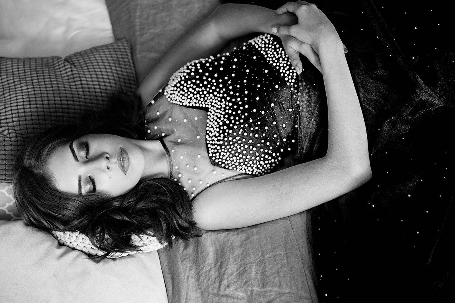 девушка, кровать, платье, звезды, черное, глаза, закрыты, Дарья Комарова