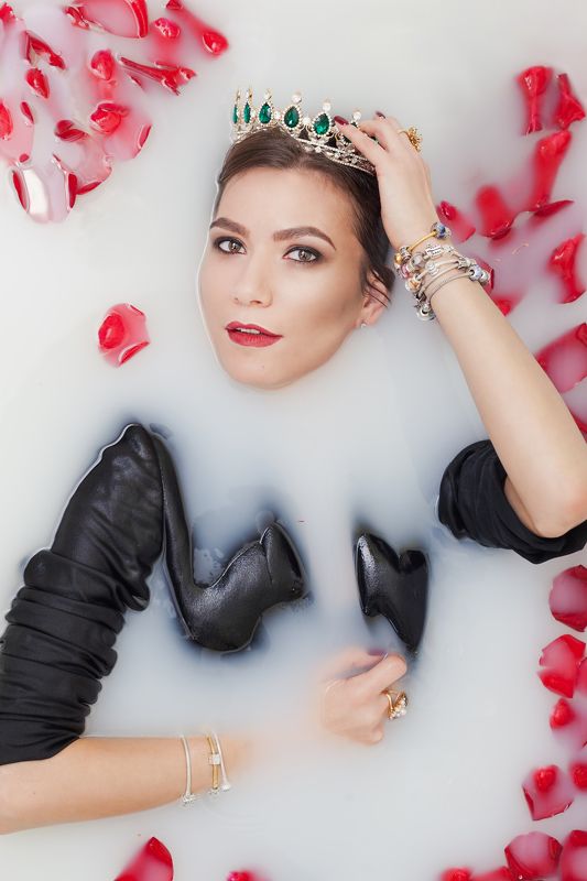 корона съемка в ванной в молоке бьюти портрет Королева фото превью