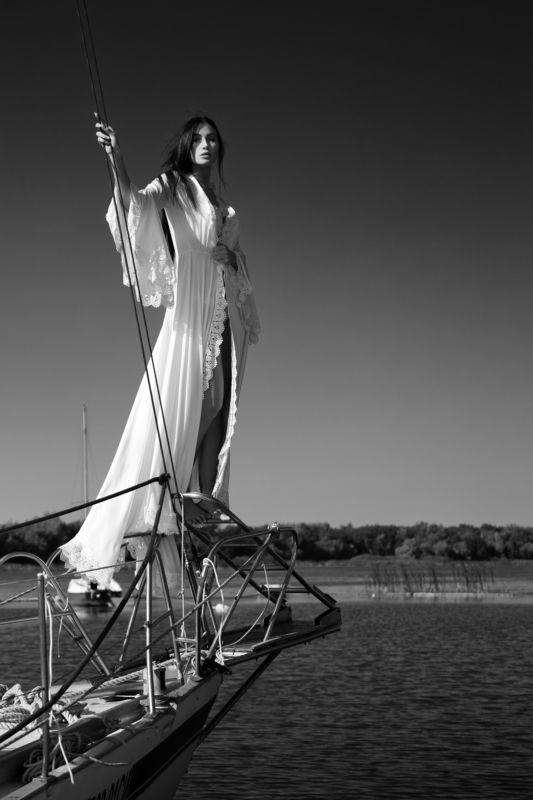 фото , ч/б , гламур , лето , река , вода , девушки , яхта Девушка в белом фото превью
