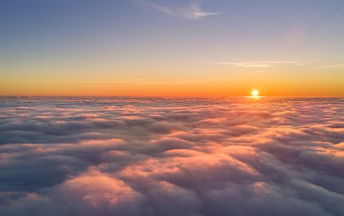 А под облаками пасмурное утро