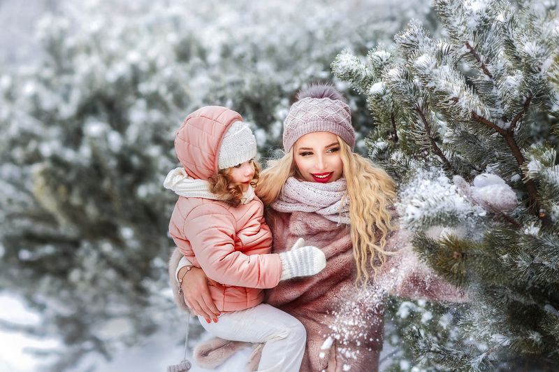 зима,зимняя сказка,снежная зима,зимняя фотосессия,зимняя прогулка,арт,картина,мама и дочь,портрет,семья,зимняя съёмка,снег идёт Зимняя сказка фото превью