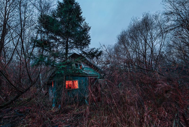 Покосившийся домик недалеко от центра фото превью