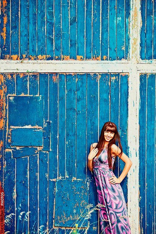 стена, девушка, улыбка *** фото превью