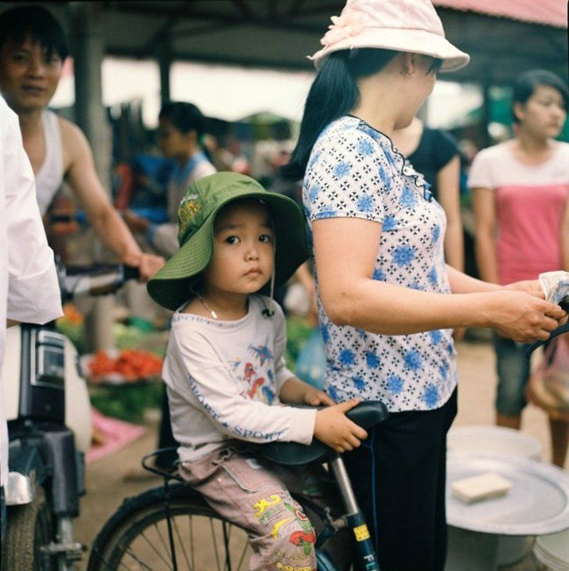 bac, ninh, -, vietnam. Go to market with mother. фото превью