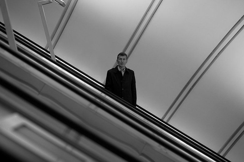 улицы, тень, люди, старик, окна, архитектура, здания, метро **** фото превью