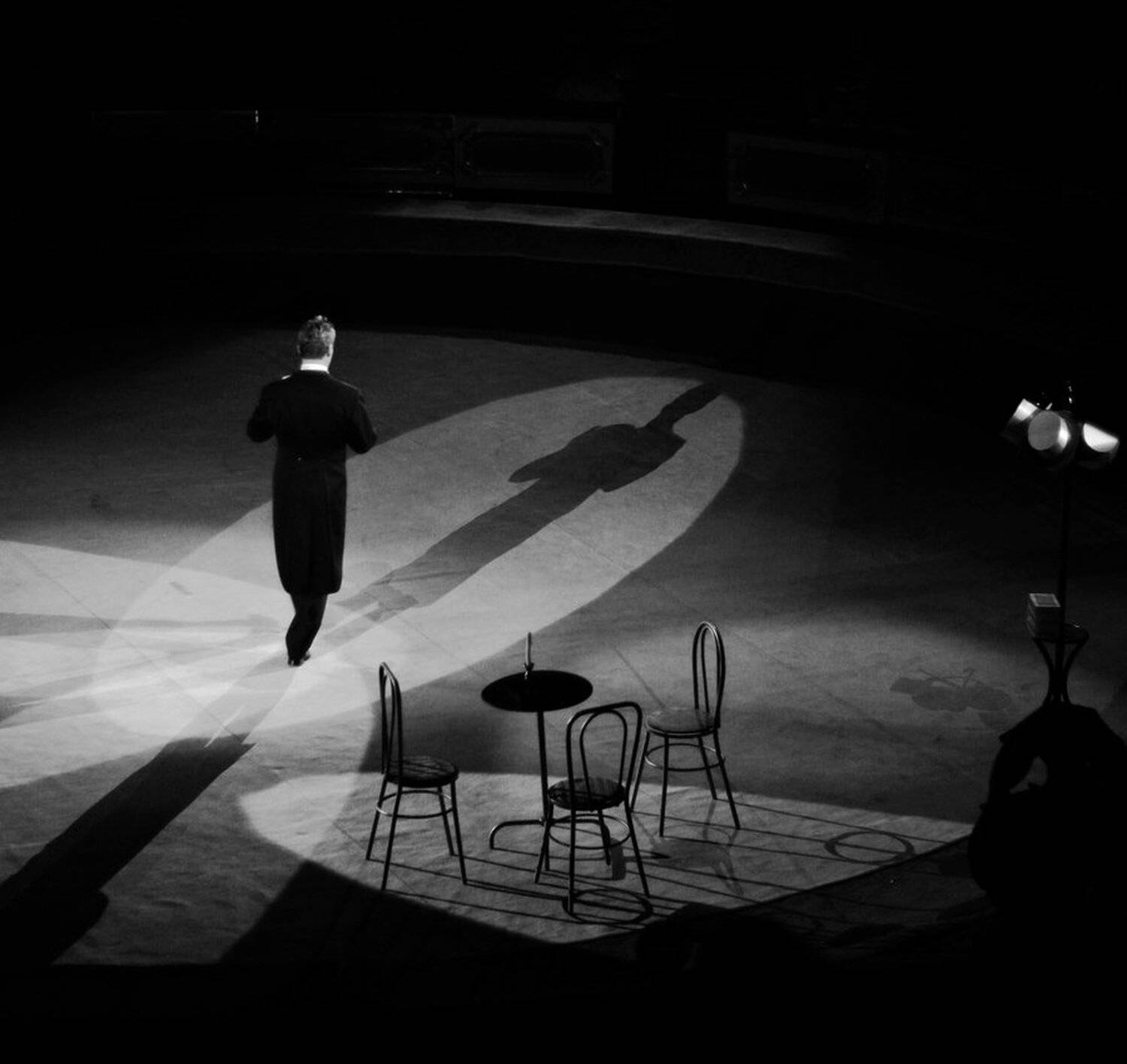 человек,тени,смысл,темнота,стол., Дзержановский Эдуард