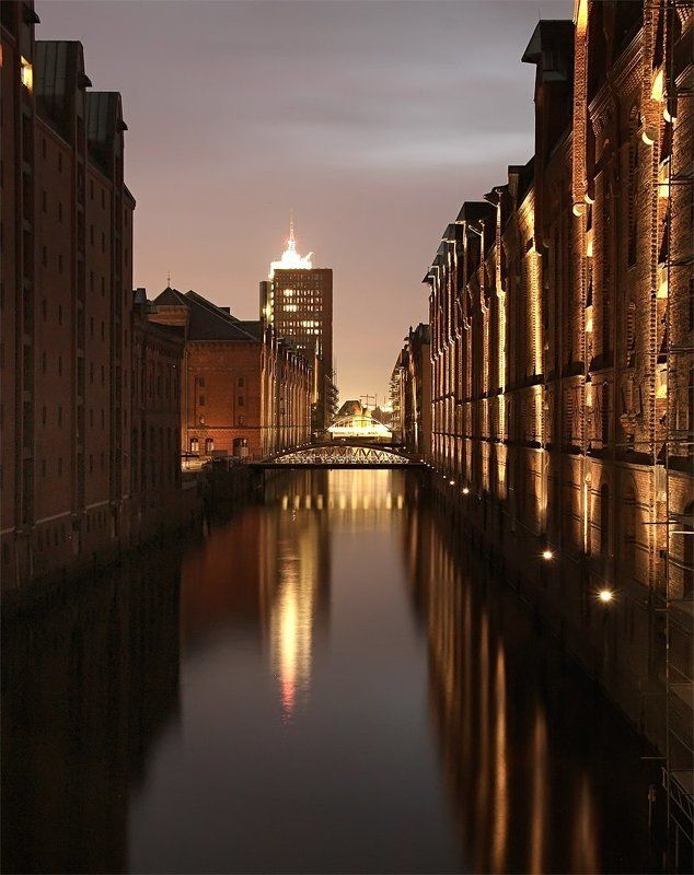 город, гамбург, канал, мосты, вода, вечер, speicherstadt из серии каналы и мосты фото превью